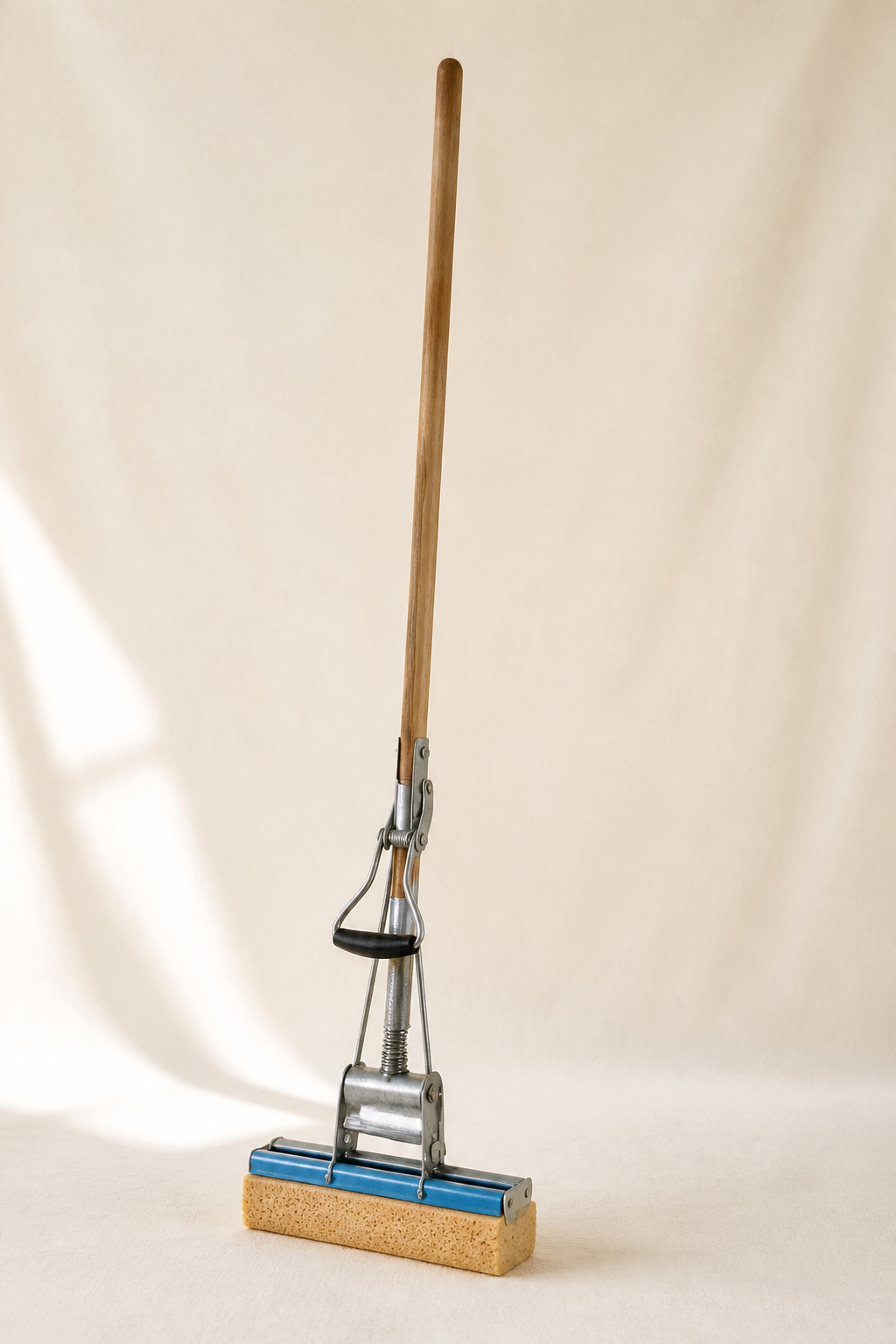 Squeeze sponge mop with wringer